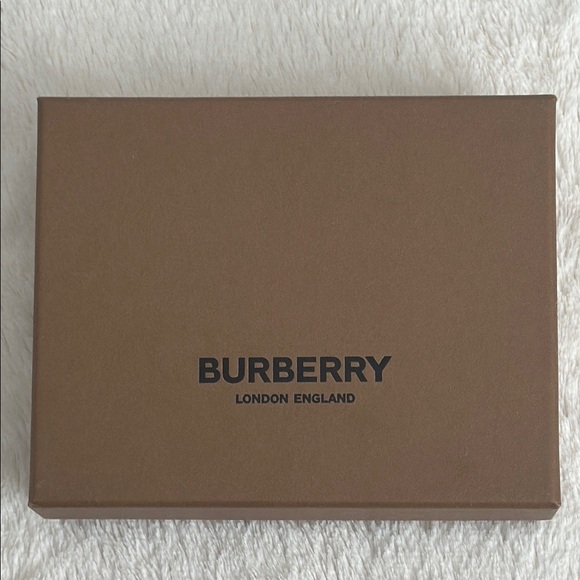 LIKE NEW Burberry Sandon Check Card case - Picture 7 of 7